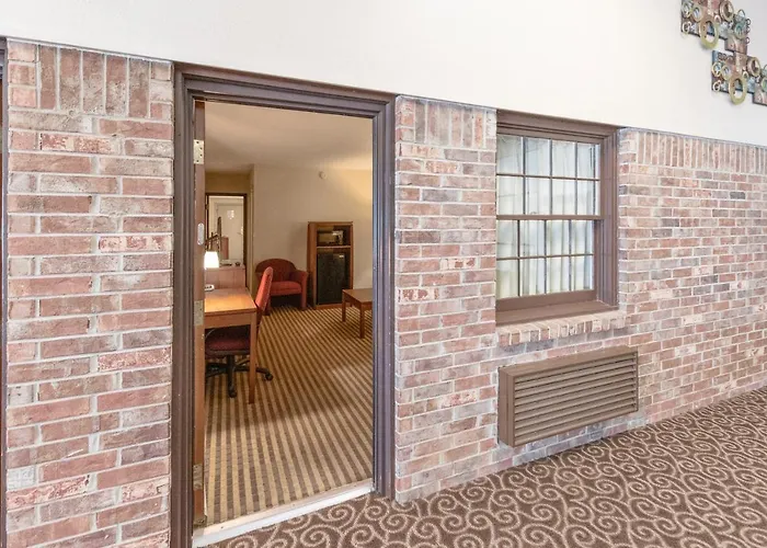 Eleven Boutique Hotel Llc