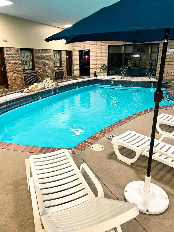 Eleven Boutique Llc Hotel Emporia
